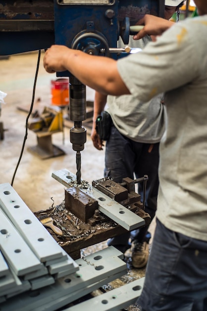 Middelsnede van mannen die in een fabriek werken