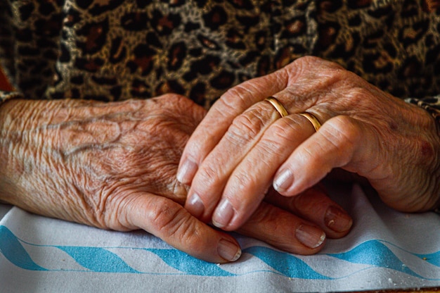 Middelsnede van oudere vrouw