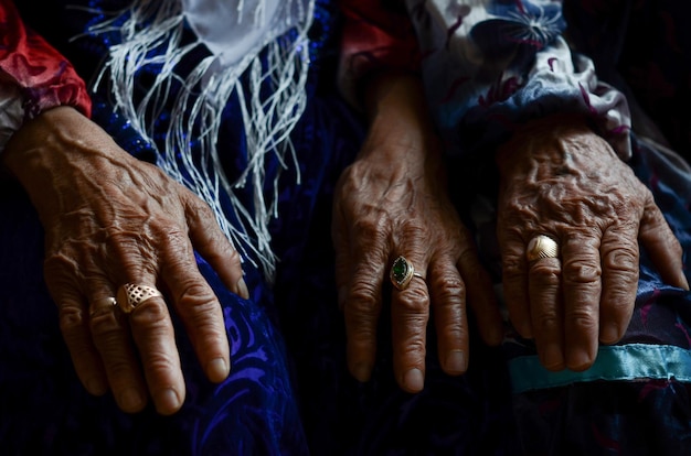 Middelsnede van oudere vrouwen die ringen dragen