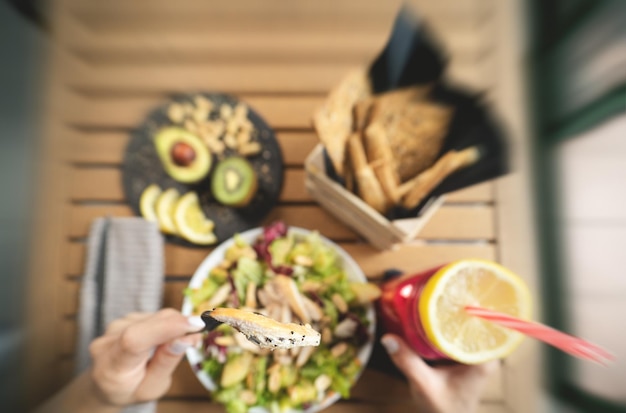 Foto middelsnede van persoon die fruit op tafel houdt