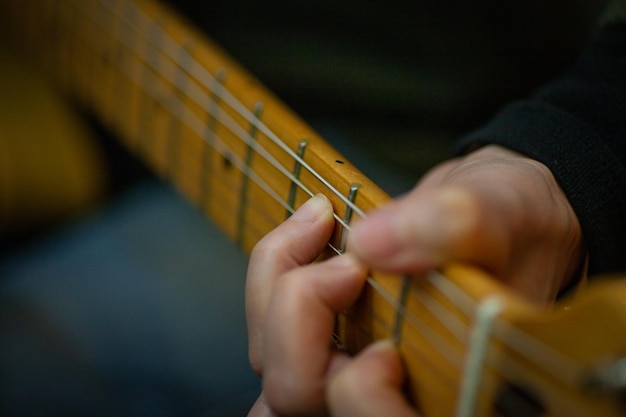 Foto middelsnede van persoon die gitaar speelt