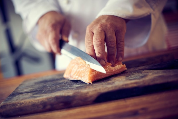 Middelsnede van persoon die ijs op tafel houdt