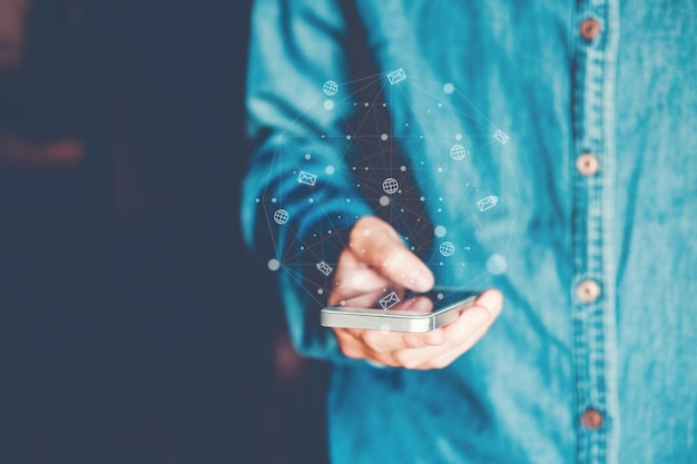 Middelsnede van persoon die mobiele telefoon gebruikt
