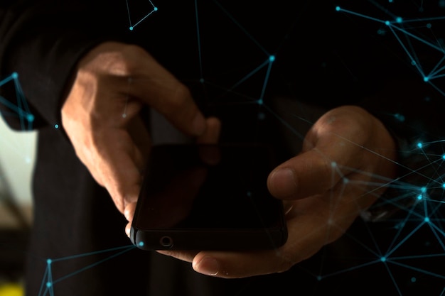Middelsnede van persoon die mobiele telefoon gebruikt