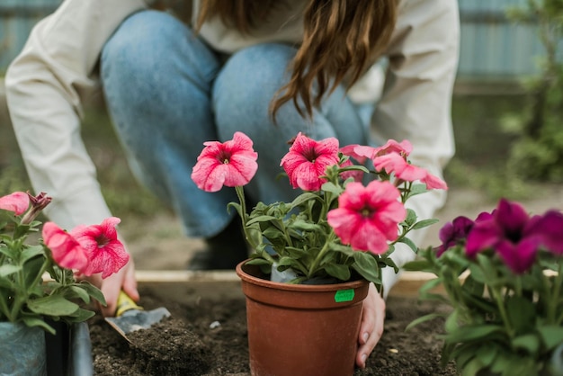 Middelsnede van vrouw die bloemen vasthoudt