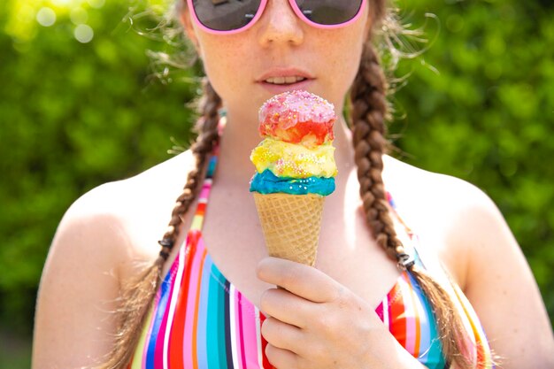 Foto middelsnede van vrouw die ijs vasthoudt