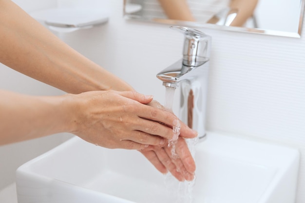 Middelsnede van vrouw in badkamer