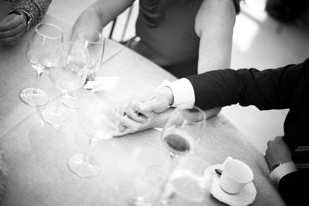 Foto middelsnede van vrouw met drankje op tafel