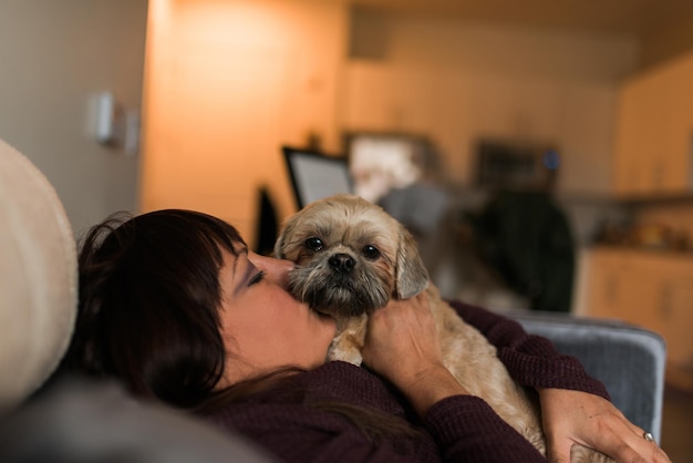 Middelsnede van vrouw met hond thuis