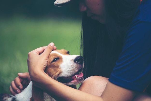 Middelsnede van vrouw met hond
