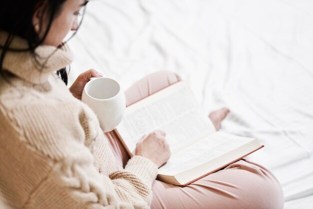 Foto middelsnede van vrouw met koffiebeker