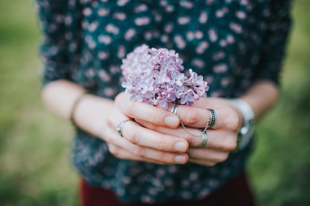 Middelsnede van vrouw met paarse bloemen