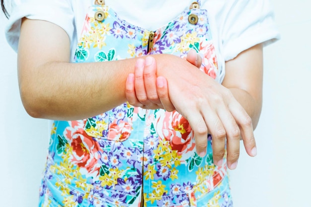 Foto middelsnede van vrouw met paraplu