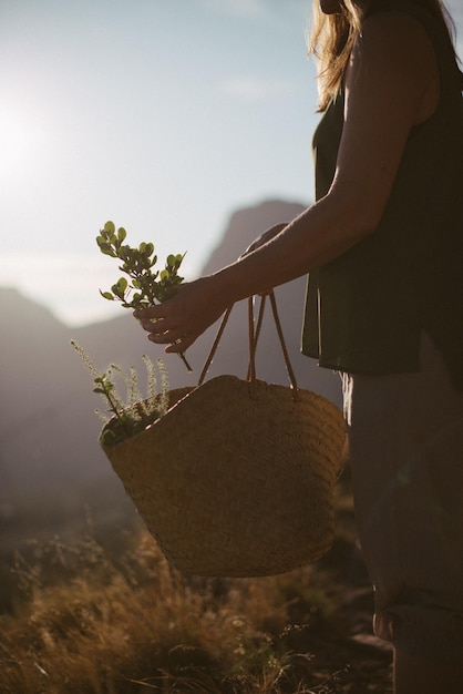 Foto middelsnede van vrouw met tas die op het land staat