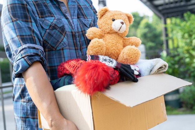 Middelsnede van vrouw met teddybeer