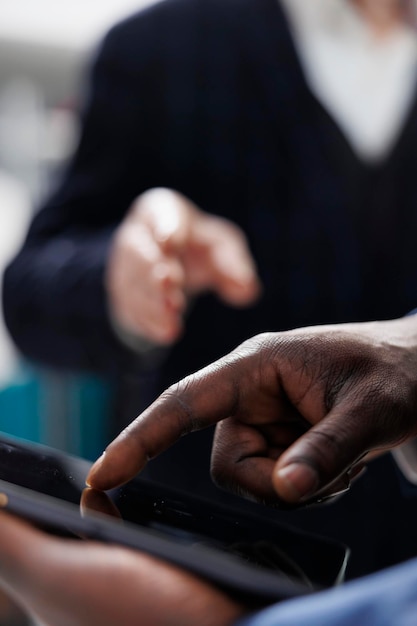 Foto middelsnede van zakenman met een laptop