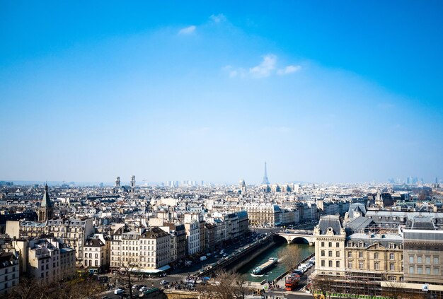 Midden afstandsbeeld van de Eiffeltoren in de stad tegen de lucht