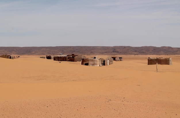 Midden afstandsbeeld van tenten in de Sahara-woestijn tegen de lucht