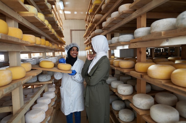 Midden-Oosters zwart afrikaans moslim vrouwelijk zakenvrouwenteam in een lokaal productiebedrijf voor koe- en geitenmelkkaas