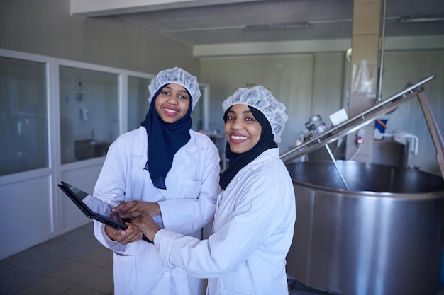 Midden-Oosters zwart afrikaans moslim vrouwelijk zakenvrouwenteam in een lokaal productiebedrijf voor koe- en geitenmelkkaas