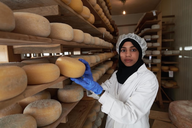 Midden-Oosterse zwarte Afrikaanse moslim zakenvrouw in een lokaal kaasproductiebedrijf