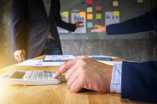 Midden van collega's die in de vergaderzaal discussiëren