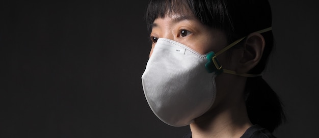Midden van de Chinese vrouw die van Azië medisch masker N95 draagt