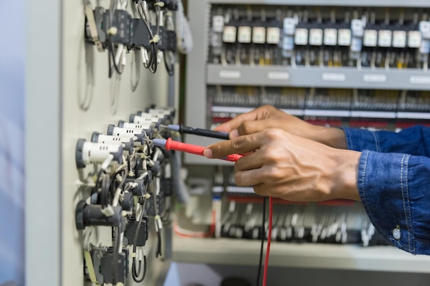 Foto middendoorsnede van de zekeringsdoos van de elektricien