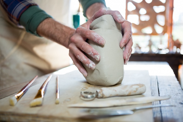 Middengedeelte van mannelijke pottenbakkers vormende klei