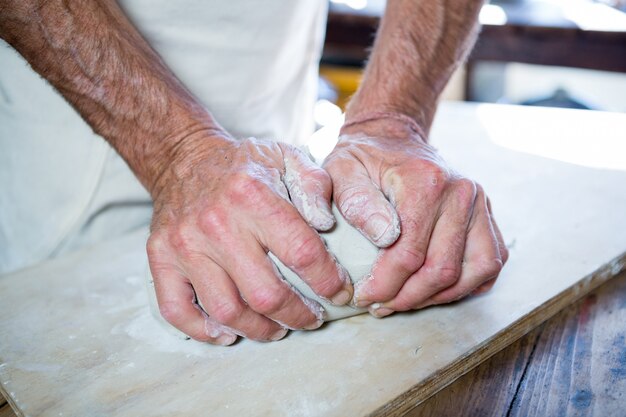 Middengedeelte van mannelijke pottenbakkers vormende klei