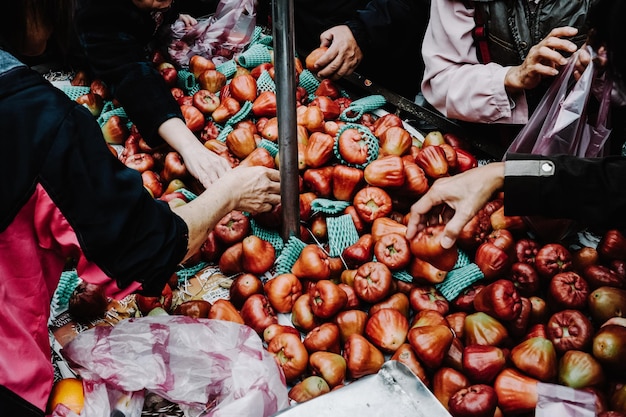 Middenklasse mensen die fruit kopen op de markt.