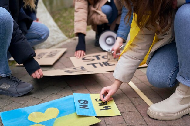 Foto middenklasse van mensen die op kantoor werken