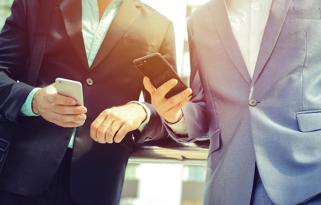 Middenklasse zakenlieden met een slimme telefoon