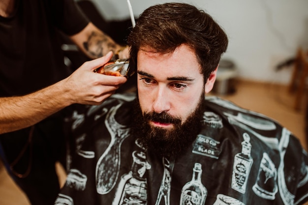 Middensectie van een kapper die een klant in een salon verzorgt