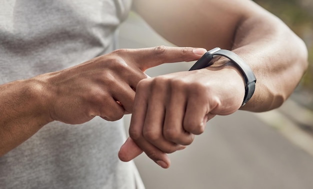 Middensectie van een man die aan knieën lijdt