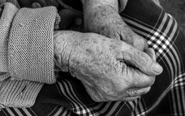 Middensectie van een oudere vrouw met de handen vastgebonden