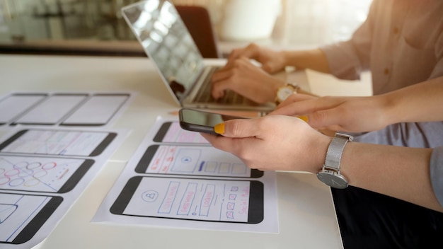 Foto middensectie van een vrouw die een mobiele telefoon gebruikt