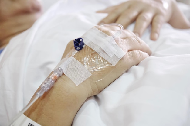 Foto middensectie van patiënt met intraveneuze druppel ontspanning in het ziekenhuis