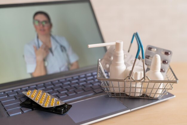 Foto middensectie van vrouw met laptop op tafel