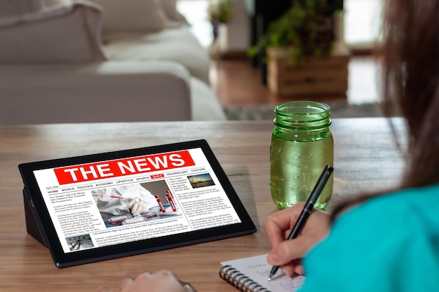 Middensectie van vrouw met laptop op tafel