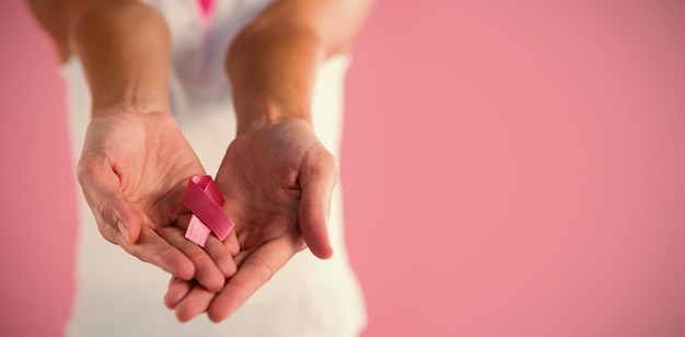 Middensectie van vrouw met roze lint