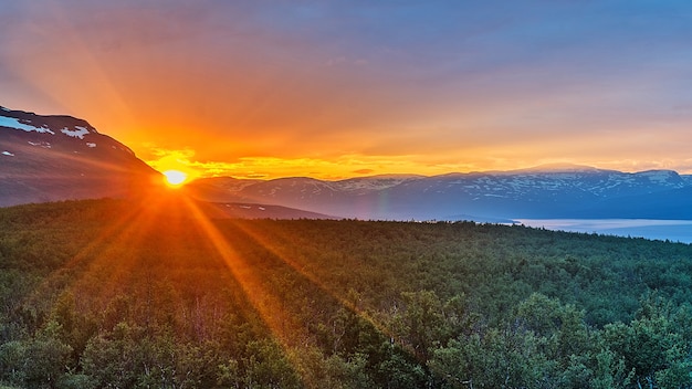 Middernachtzon in de zomer in Abisko National Park, Zweden