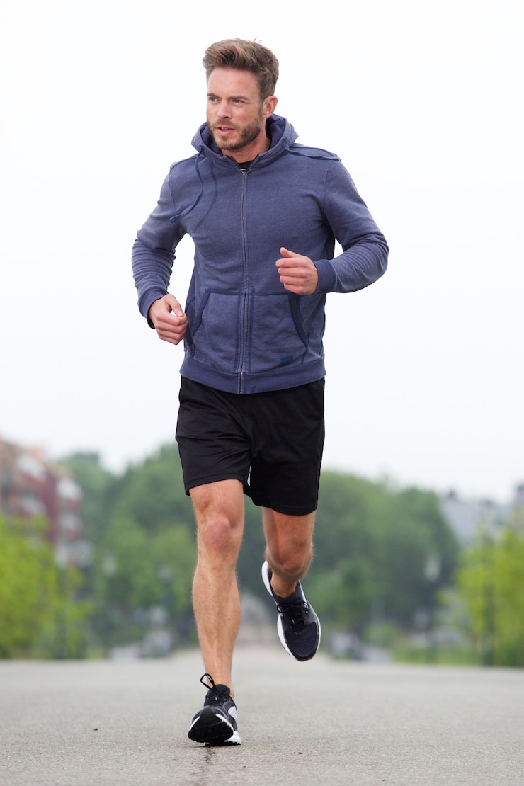 Photo middle age athlete running outside