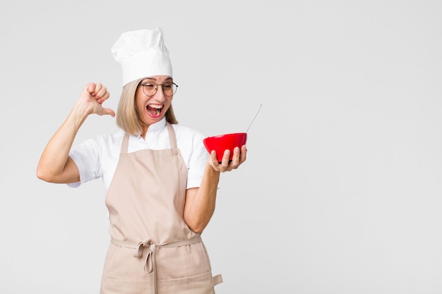 朝食ボウルを保持している中年のパン屋の女性