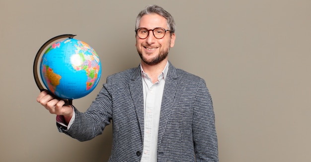 Uomo d'affari di mezza età con una mappa del globo del mondo