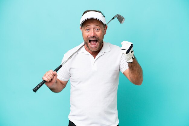 Foto giocatore di golf caucasico di mezza età uomo isolato su sfondo blu che celebra una vittoria nella posizione del vincitore