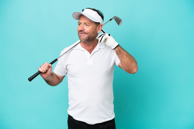 Foto giocatore di golf caucasico di mezza età uomo isolato su sfondo blu con dubbi