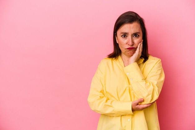 Foto donna caucasica di mezza età isolata su sfondo rosa che si sente triste e pensierosa guardando lo spazio della copia