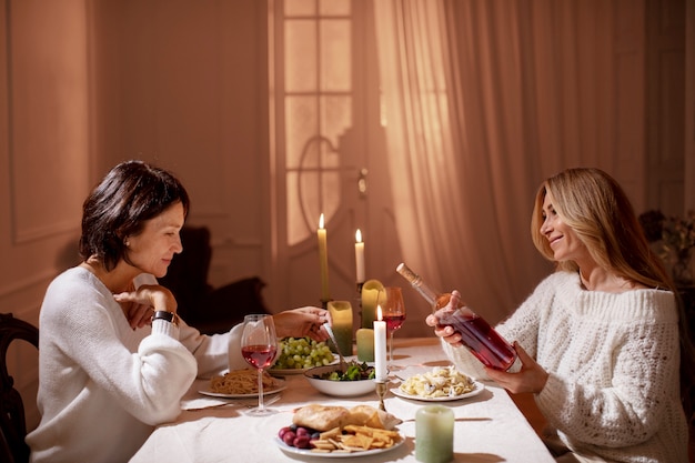 写真 夕食を食べている夜の中年の友人