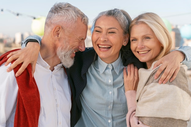 Amici di mezza età che si divertono